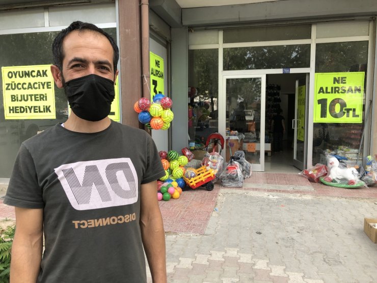 "Komşu kasabın oğluyum" dedi, vermediği paranın üstünü alıp çanta çaldı
