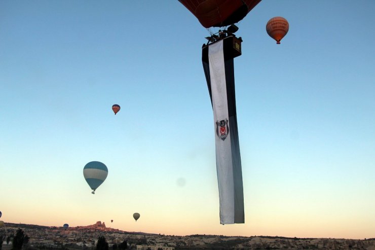 Kapadokya’da Beşiktaş’ın şampiyonluğu gökyüzünde kutlandı