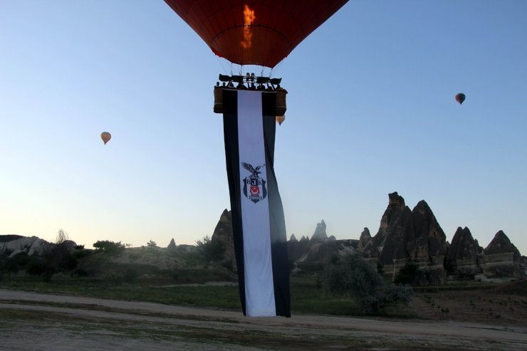 Kapadokya’da Beşiktaş’ın şampiyonluğu gökyüzünde kutlandı