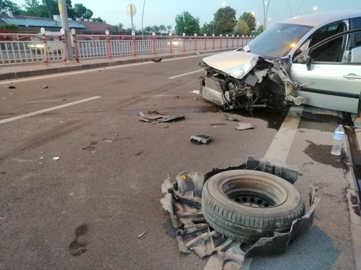Otomobiller çarpıştı, ortalık savaş alanına döndü: 2 yaralı