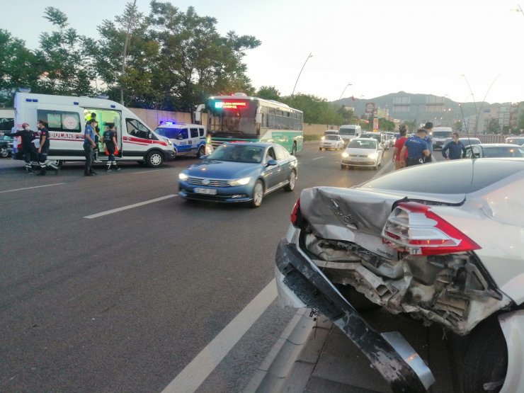 Otomobiller çarpıştı, ortalık savaş alanına döndü: 2 yaralı