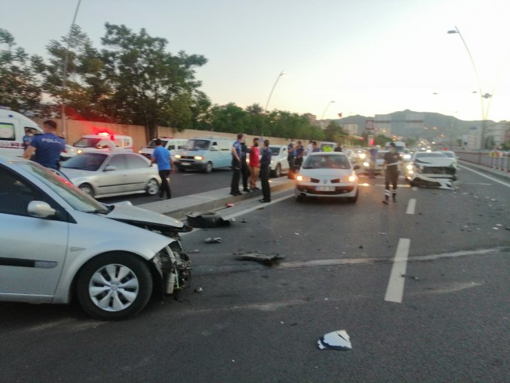 Otomobiller çarpıştı, ortalık savaş alanına döndü: 2 yaralı