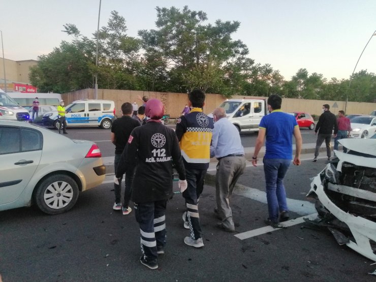 Otomobiller çarpıştı, ortalık savaş alanına döndü: 2 yaralı