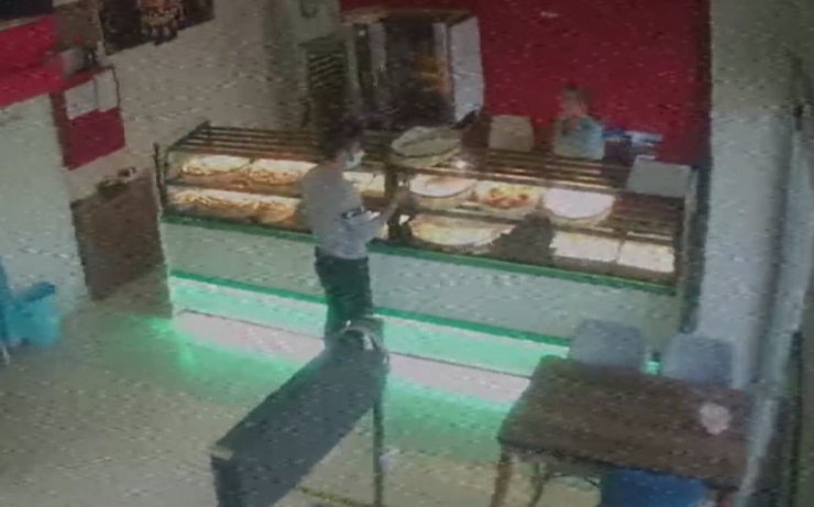"Komşu kasabın oğluyum" dedi, vermediği paranın üstünü alıp çanta çaldı
