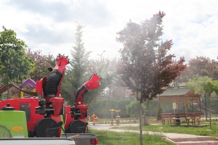 Belediye ekipleri sivrisinek ve haşereye karşı ilaçlama yapıyor