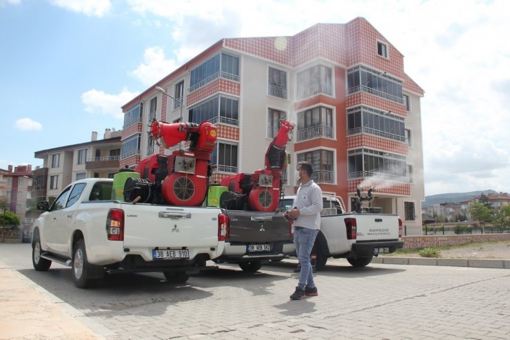 Belediye ekipleri sivrisinek ve haşereye karşı ilaçlama yapıyor