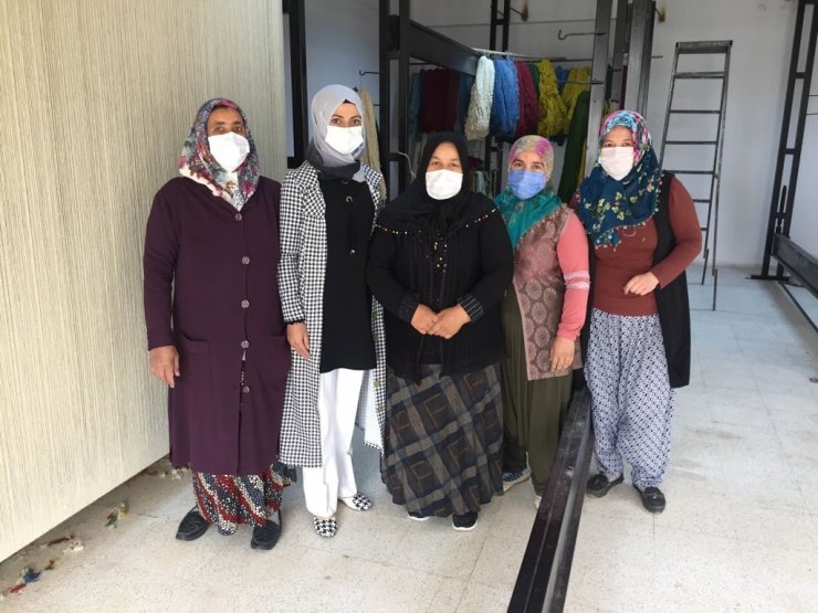 Üreten kadınlar iş başında