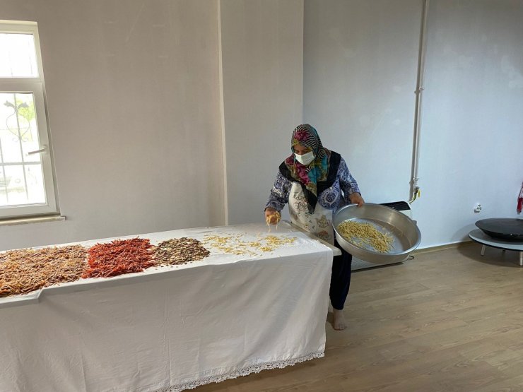 Üreten kadınlar iş başında