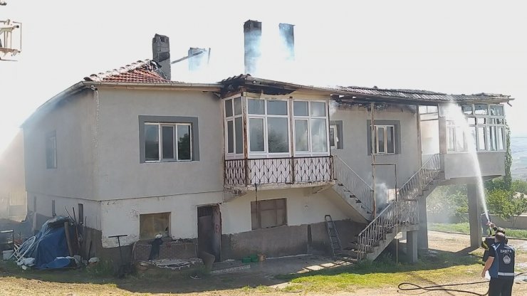 Sobanın üzerinde unutulan süt yangına neden oldu