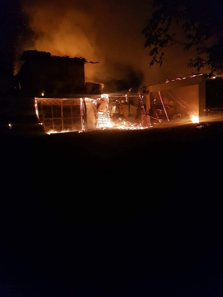 Yozgat’ta çıkan yangında bir ev, traktör ve araç kullanılamaz hale geldi