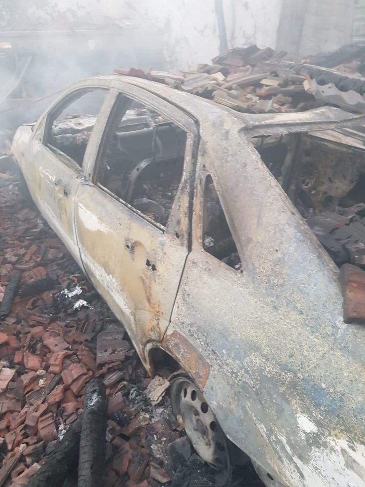 Yozgat’ta çıkan yangında bir ev, traktör ve araç kullanılamaz hale geldi