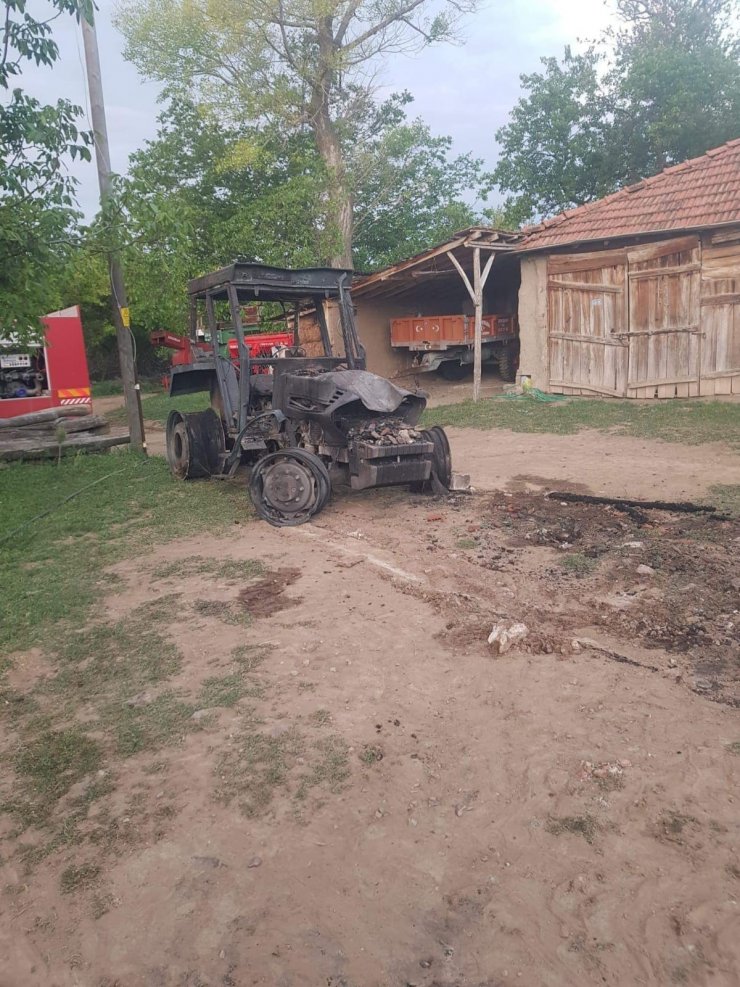 Yozgat’ta çıkan yangında bir ev, traktör ve araç kullanılamaz hale geldi