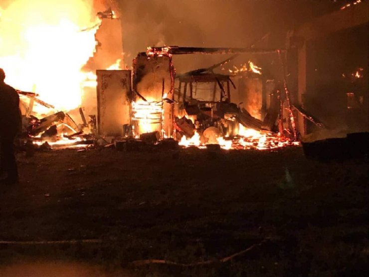 Yozgat’ta çıkan yangında bir ev, traktör ve araç kullanılamaz hale geldi