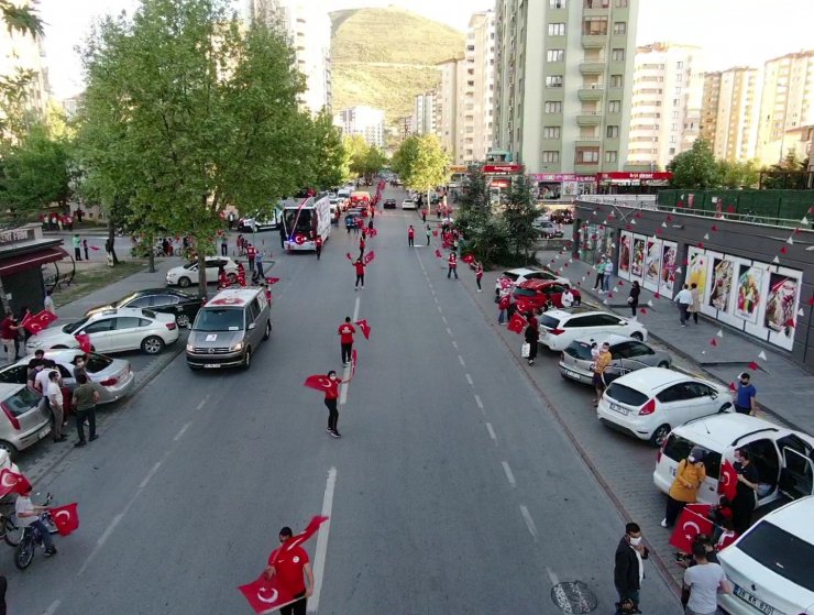 Kayserililer 7’den 70’e İstiklal Marşı için balkonlara koştu