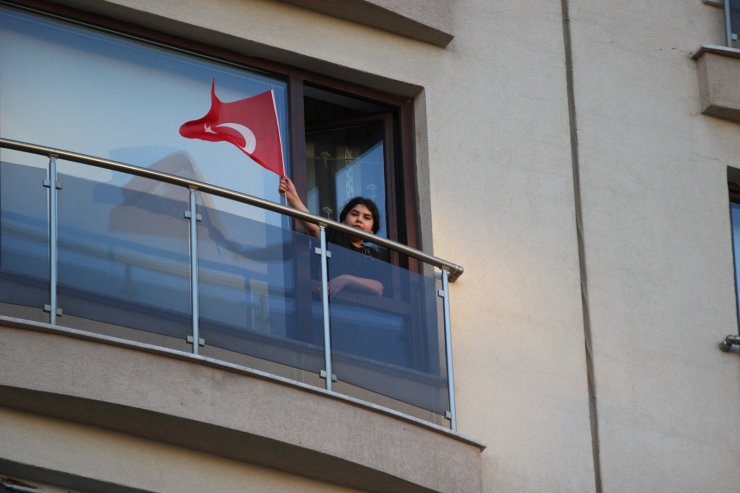 Kayserililer 7’den 70’e İstiklal Marşı için balkonlara koştu