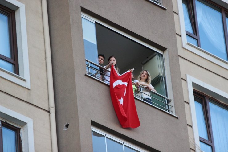 Kayserililer 7’den 70’e İstiklal Marşı için balkonlara koştu