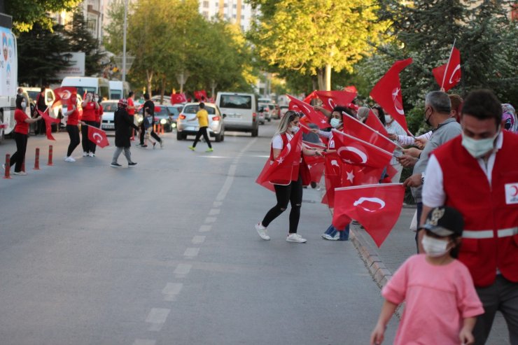 Kayserililer 7’den 70’e İstiklal Marşı için balkonlara koştu