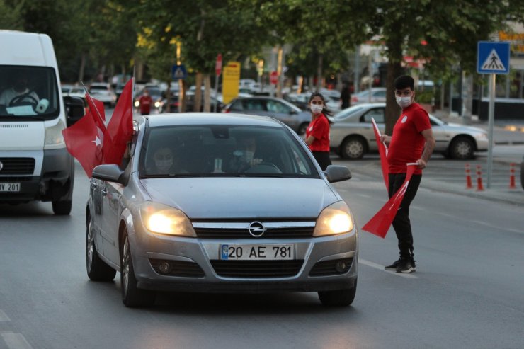 Kayserililer 7’den 70’e İstiklal Marşı için balkonlara koştu