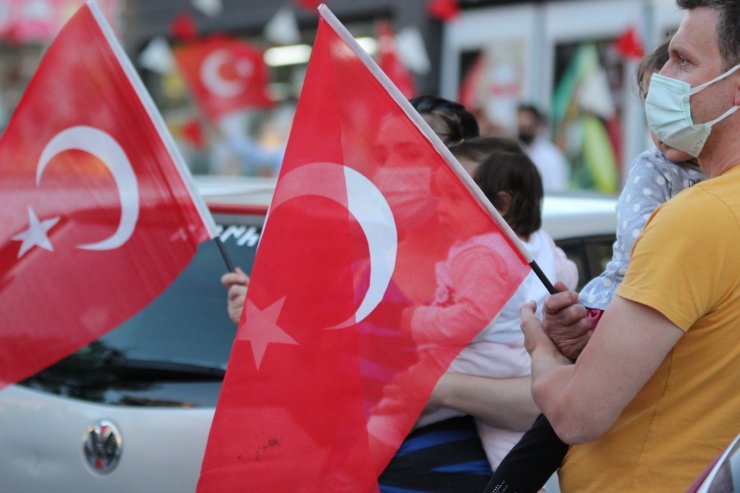 Kayserililer 7’den 70’e İstiklal Marşı için balkonlara koştu