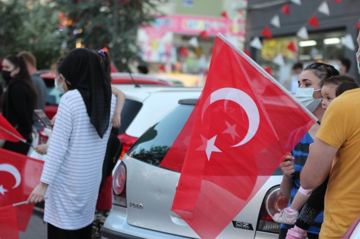 Kayserililer 7’den 70’e İstiklal Marşı için balkonlara koştu