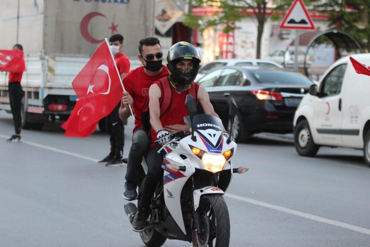 Kayserililer 7’den 70’e İstiklal Marşı için balkonlara koştu
