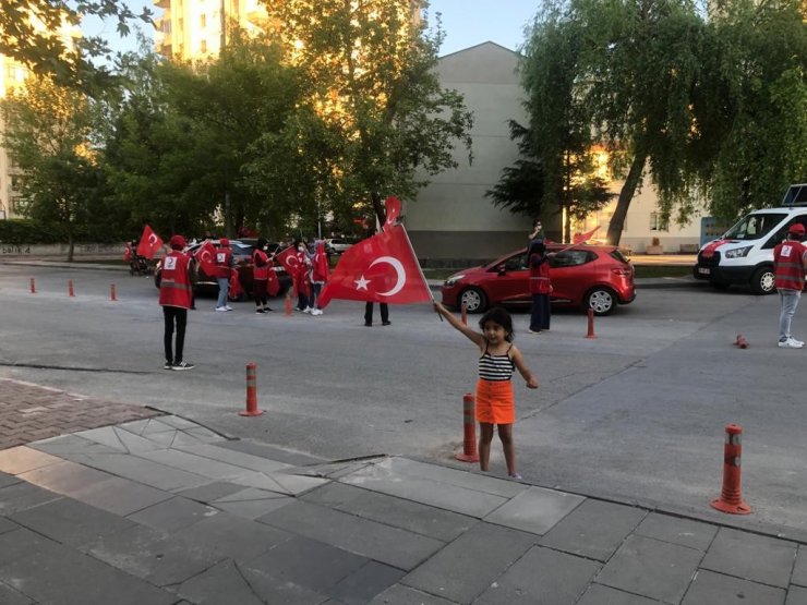 Kayserililer 7’den 70’e İstiklal Marşı için balkonlara koştu