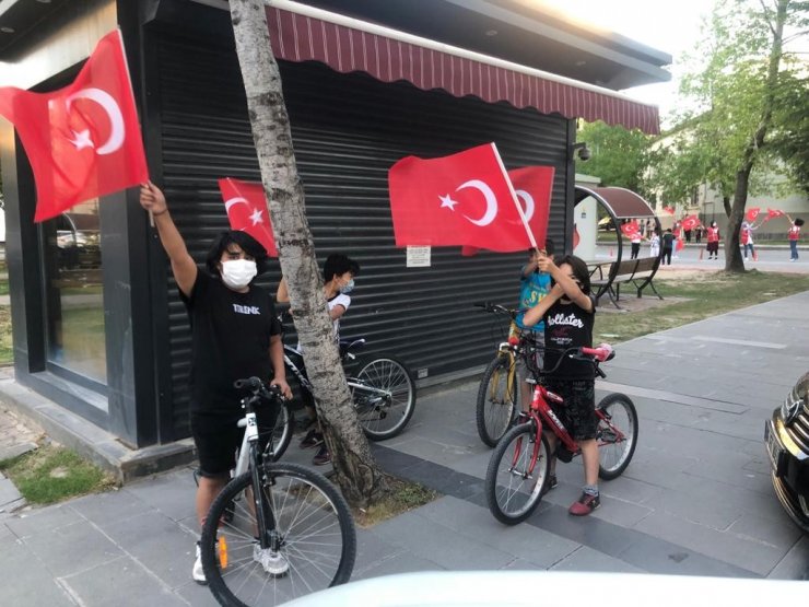 Kayserililer 7’den 70’e İstiklal Marşı için balkonlara koştu
