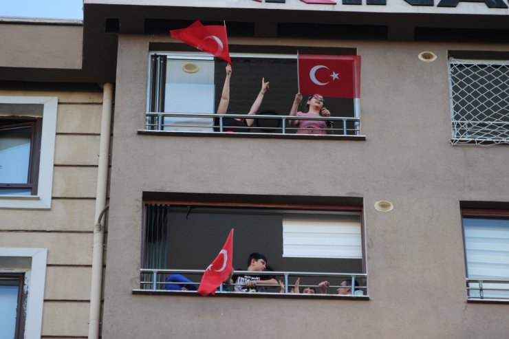 Kayserililer 7’den 70’e İstiklal Marşı için balkonlara koştu