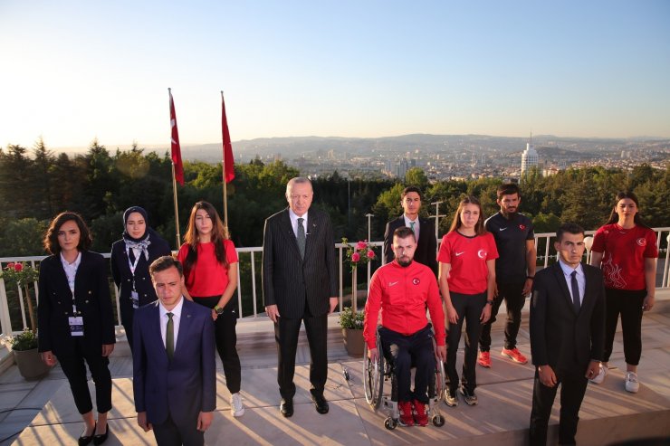 Cumhurbaşkanı Erdoğan gençlerle birlikte İstiklal Marşı’nı okudu