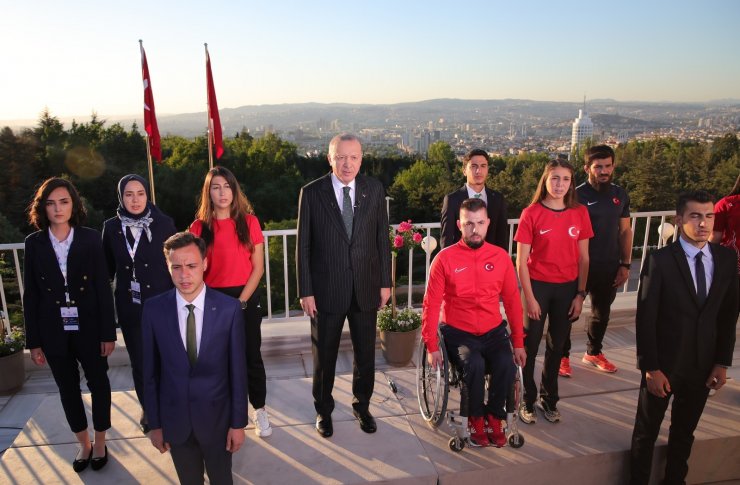 Cumhurbaşkanı Erdoğan gençlerle birlikte İstiklal Marşı’nı okudu
