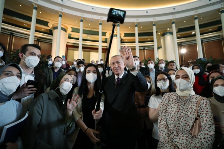 Cumhurbaşkanı Erdoğan gençlerle bir araya geldi