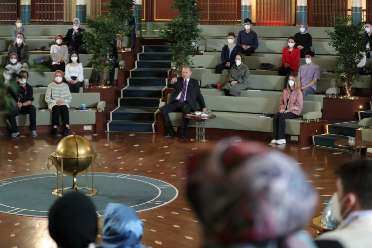 Cumhurbaşkanı Erdoğan gençlerle bir araya geldi