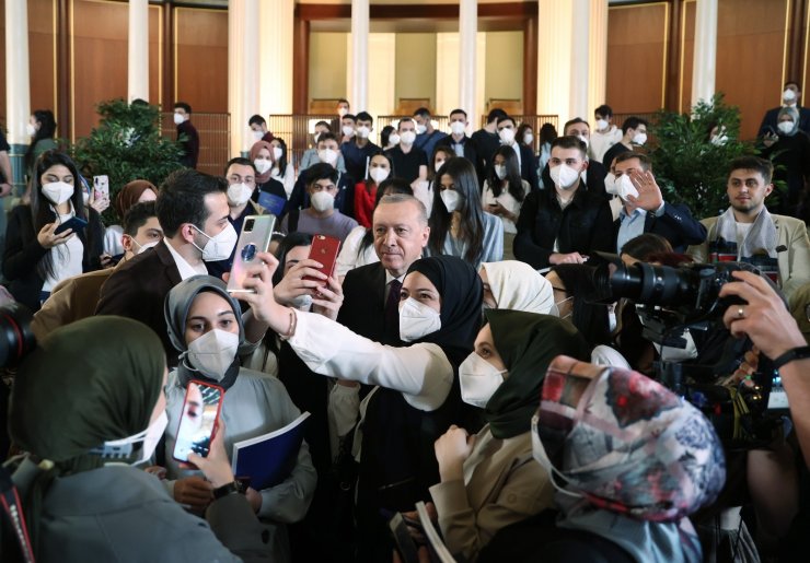 Cumhurbaşkanı Erdoğan gençlerle bir araya geldi