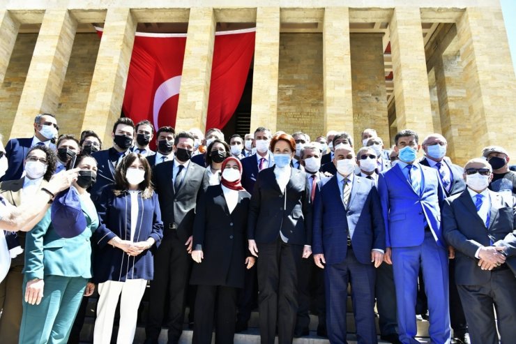 İYİ Parti lideri Akşener’den Anıtkabir’e ziyaret
