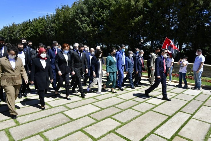 İYİ Parti lideri Akşener’den Anıtkabir’e ziyaret