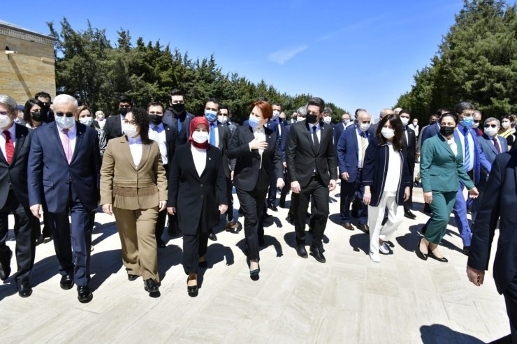 İYİ Parti lideri Akşener’den Anıtkabir’e ziyaret