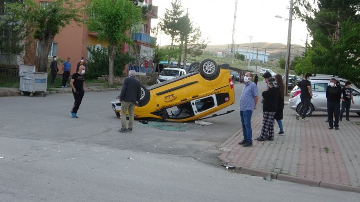 Ticari taksiyle otomobil çarpıştı: 7 yaralı