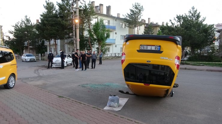 Ticari taksiyle otomobil çarpıştı: 7 yaralı