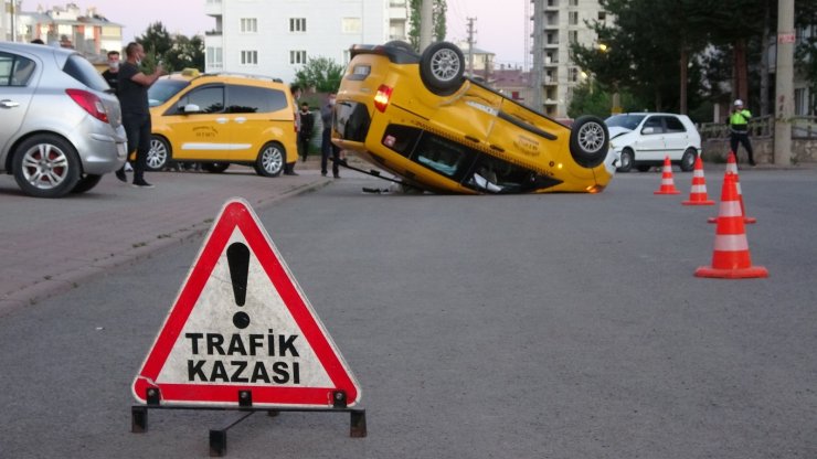 Ticari taksiyle otomobil çarpıştı: 7 yaralı