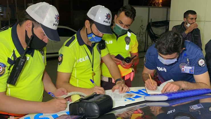 Otomobil markete girmek üzereyken son anda dolaba çarparak durdu