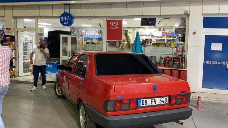 Otomobil markete girmek üzereyken son anda dolaba çarparak durdu