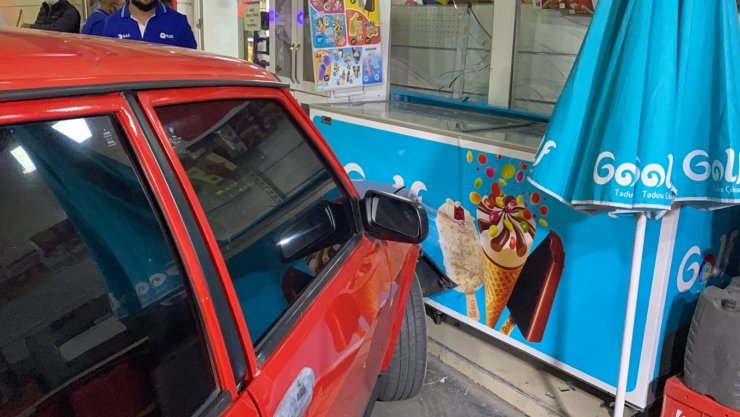 Otomobil markete girmek üzereyken son anda dolaba çarparak durdu
