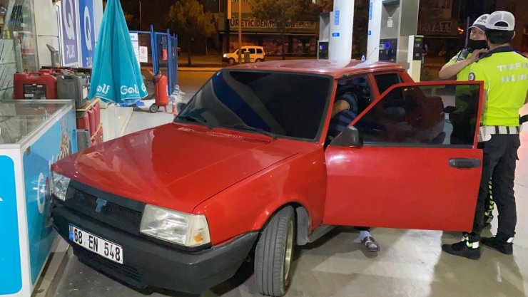 Otomobil markete girmek üzereyken son anda dolaba çarparak durdu