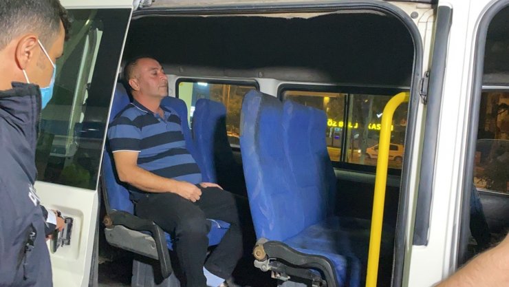 Otomobil markete girmek üzereyken son anda dolaba çarparak durdu