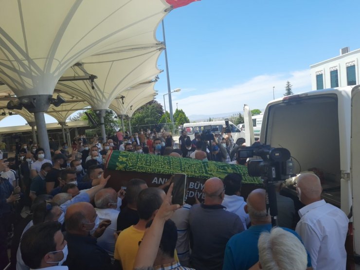 Ünlü sanatçı Oğuz Yılmaz toprağa verildi