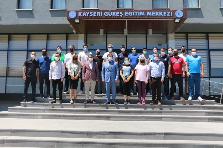 Kabakcı yüzme antrenörleri ile bir araya geldi