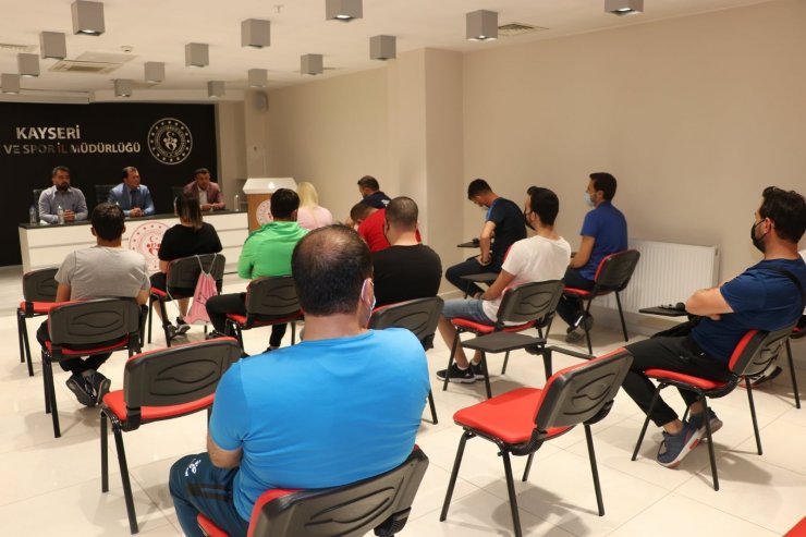 Kabakcı yüzme antrenörleri ile bir araya geldi
