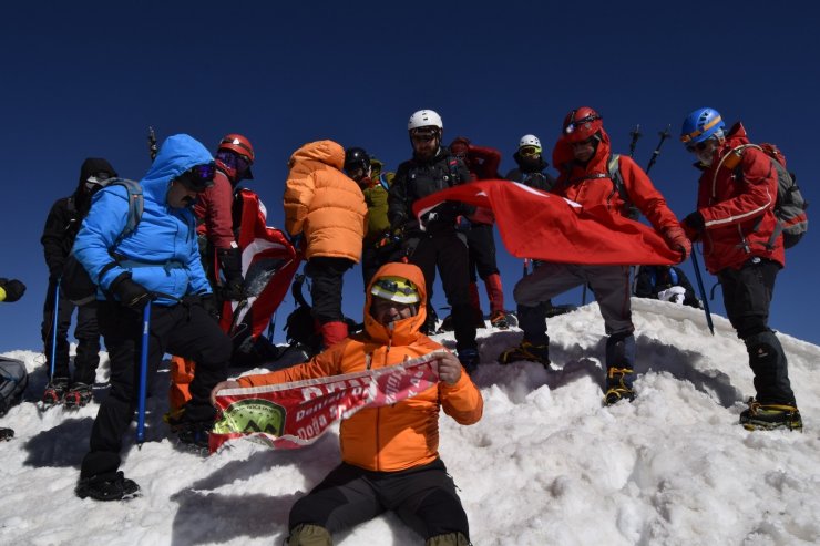 Dağcılardan Erciyes’e ’19 Mayıs’ tırmanışı