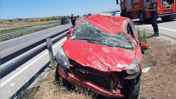 Kontrolden çıkan otomobil demir bariyerlere çarptı: 3 yaralı