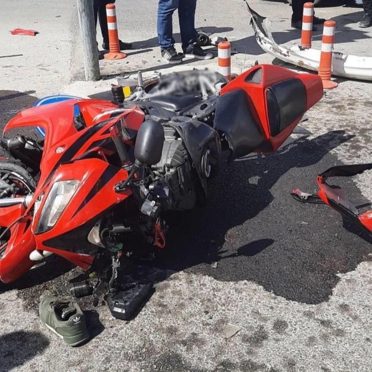 Motosiklet sürücüsünün öldüğü kaza kamerada
